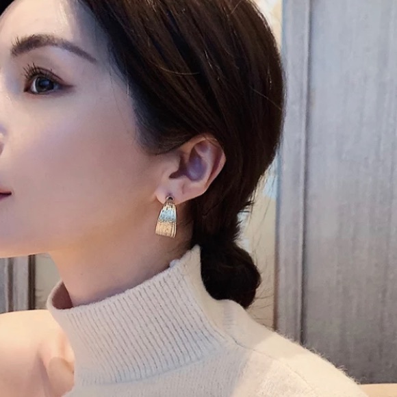 Beautiful Gold Korean C-shaped Earrings - Picture 4 of 6